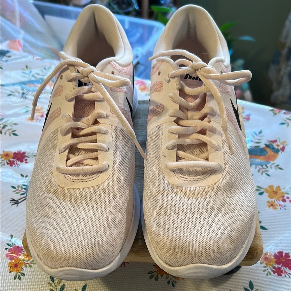 Nike Revolution 4 Women’s Running Jogging Sneakers Shoes Worn Once 9 Pink